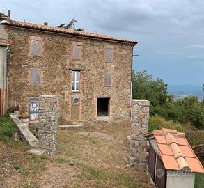 Casale in pietra con vista mare e Val d’Orcia.