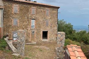 Casale in pietra con vista mare e Val d’Orcia.