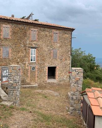Casale in pietra con vista mare e Val d’Orcia.
