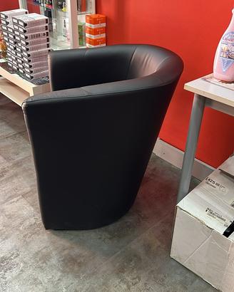 2 poltrone nere in pelle