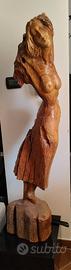statua in legno dell'artista Mandrici