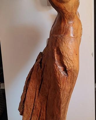 statua in legno dell'artista Mandrici