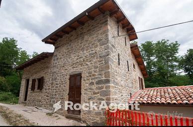 EX MULINO DELL'800 NELL'ENTROTERRA MARCHIGIANO