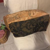 Borsa Ikea dentro, Alviero Martini fuori