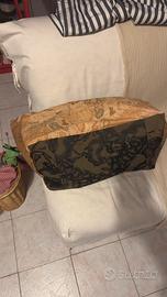 Borsa Ikea dentro, Alviero Martini fuori