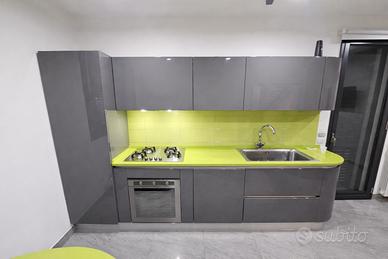 Cucina completa Stone Italiana con isola in quarzo