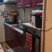 Cucina con fornelli e forno