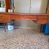 Scrivania in legno con cassetti