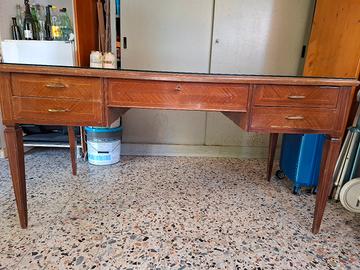 Scrivania in legno con cassetti