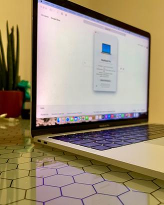 MacBook Pro 13" 2017 – schermo e batteria nuovi