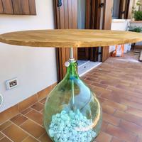 tavolo da esterno con damigiana 