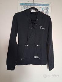 felpa nera con cappuccio