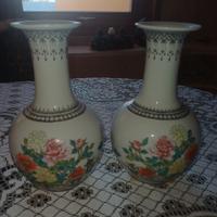 2 Vasi a bottiglia in porcellana smalti a policrom