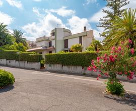Villa su 3 livelli + giardino 1000 mq a Carlentini