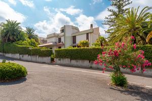 Villa su 3 livelli + giardino 1000 mq a Carlentini