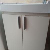 Mobile lavatoio in resina con tavoletta