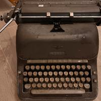 MACCHINA DA SCRIVERE ADLER