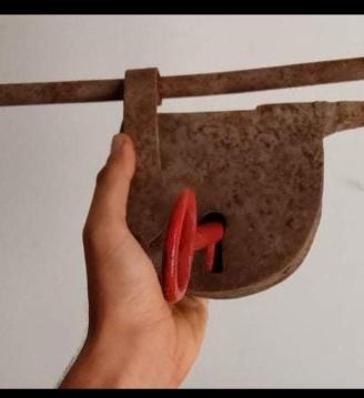 Antico Catenaccio del 1800 con chiave Rossa