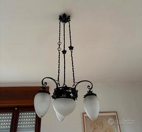 Lampadario in ferro battuto e vetro