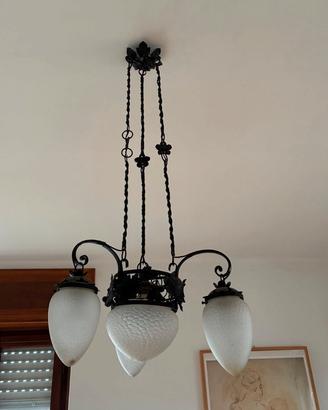 Lampadario in ferro battuto e vetro