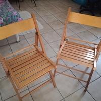 due sedie pieghevoli 