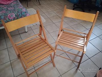 due sedie pieghevoli 