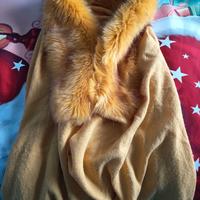 Sciarpa/scialle con pelo su collo