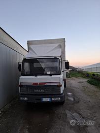 Camion Nissan 70 09