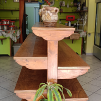 Scaffalature e isola in legno per negozi