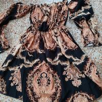 Vestito con maniche spalle scoperte