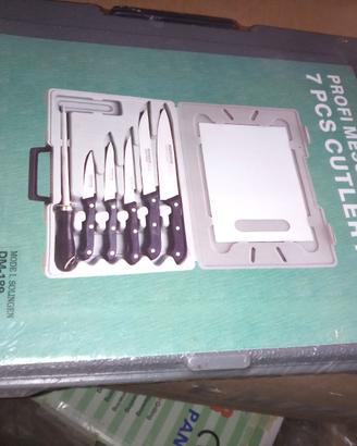 Set di coltelli di varie misure con tagliere e aff