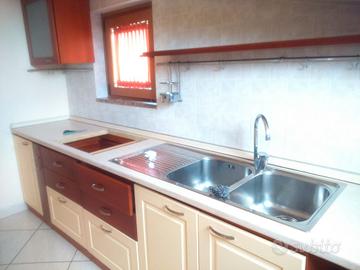 cucina  con ante in ciliegio 