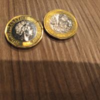 Due monete da una sterlina-one pound Elisabetta II