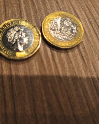 Due monete da una sterlina-one pound Elisabetta II