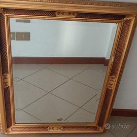 Specchio vintage con cornice dorata lavorata