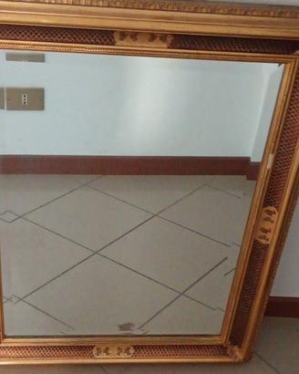 Specchio vintage con cornice dorata lavorata