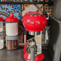 Macchina del caffè SMEG rossa