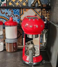 Macchina del caffè SMEG rossa
