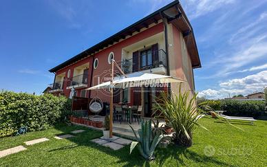 Villa a schiera di testa di ampie metrature con gi