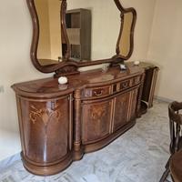 Credenza classica in legno con specchiera