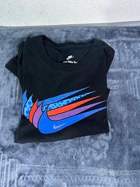 Maglietta Nike Nera con Logo Multicolor