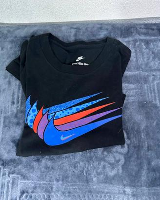 Maglietta Nike Nera con Logo Multicolor