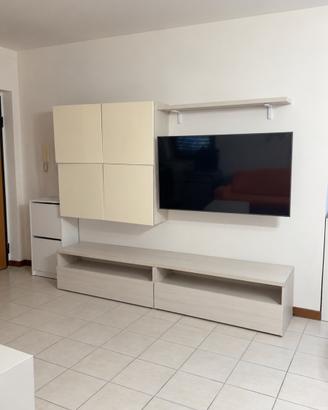 Parete attrezzata soggiorno – colore chiaro