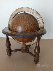 Contenitore a forma di mappamondo in legno