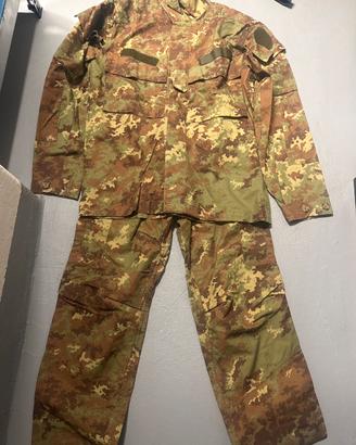 Mimetica giacca e pantalone