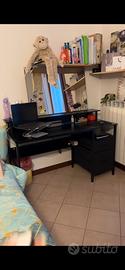 Scrivania con supporto computer e prese di corrent