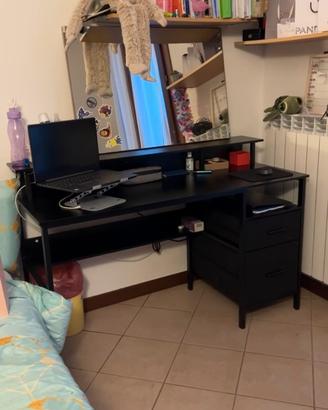 Scrivania con supporto computer e prese di corrent