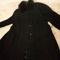 Cappotto nero elegante collo pelliccia