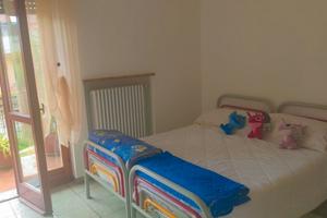 Camera a studentessa/lavoratrice in condivisione