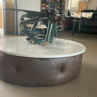 Tavolino basso in pelle e piano marmo calagatta